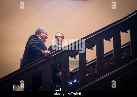 Berlin, Allemagne. 29 mai, 2018. 29 mai 2018, Berlin, Allemagne : le ministre des Affaires étrangères Heiko Maas (r, SPD) et son homologue grec Nikos Kotzias (l) rendez-vous à l'étage après une conférence de presse à Villa Borsig, la guest house de l'Offi étrangères Crédit : Soeren Stache/dpa/Alamy Live News Banque D'Images