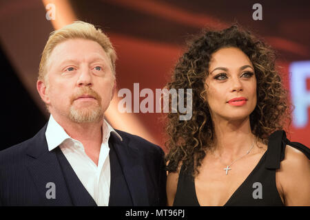 Déposée - 31 mars 2017, l'Allemagne, Huerth : Lilly et star de tennis Boris Becker debout dans le studio au début d'un enregistrement pour l'ARD quiz show 'Paarduell'. Photo : afp/Vennenbernd Rolf Banque D'Images