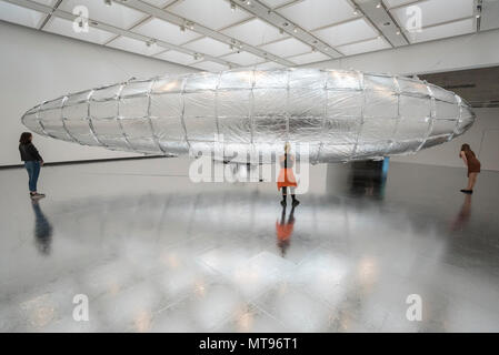 Londres, Royaume-Uni. 29 mai 2018. Le personnel galerie vue 'Prêt à être vulnérables', 2015-2016, par Lee Bul à un essai de 'Lee Bul : Blocage', une nouvelle exposition à la Hayward Gallery dispose d'un travail de l'Asie les plus acclamés des artistes contemporains. L'exposition est présentée du 30 mai au 19 août 2018. Crédit : Stephen Chung / Alamy Live News Banque D'Images