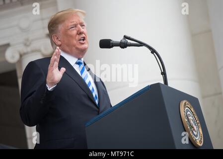 Président américain Donald Trump offre la traditionnelle Journée du souvenir lors de la 150e Journée nationale annuelle de célébration au cimetière national d'Arlington, le 28 mai 2018 à Arlington, en Virginie. Banque D'Images