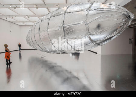 Londres, Royaume-Uni. 29 mai, 2018. Prêt à être vulnérables, 2015-16, un gigantesque zeppelin d'argent (environ 17 mètres de large) installé sur un sol en miroir argent - Lee Bul : blocage, une nouvelle exposition à la Hayward Gallery dispose d'un travail de l'Asie les plus acclamés des artistes contemporains. Cette ambitieuse exposition explore l'éventail complet de l'avant-garde et son travail à la réflexion des trois dernières décennies. Crédit : Guy Bell/Alamy Live News Banque D'Images