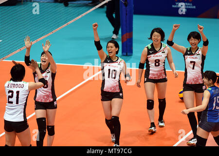 (180529) -- HONG KONG, le 29 mai 2018 (Xinhua) -- Les joueurs du Japon célèbrent pendant le match contre l'Italie au volleyball FIVB Ligue des Nations Unies en 2018 à Hong Kong, en Chine, le 29 mai 2018. Le Japon a gagné le match 3-2. (Xinhua/Lo Fai Ping) Banque D'Images