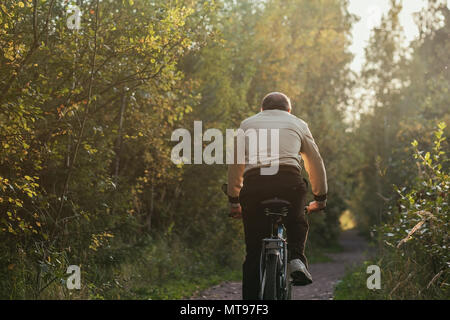 Portrait de l'homme cycle d'équitation dans la campagne Banque D'Images