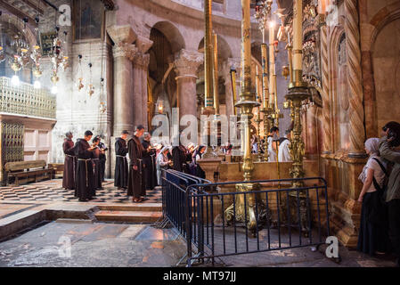 Jérusalem, Israël - 15 MAI 2018 : moines franciscains prier dans la face de Jésus tombe dans l'église du Saint Sépulcre Banque D'Images