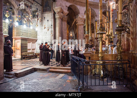 Jérusalem, Israël - 15 MAI 2018 : moines franciscains prier dans la face de Jésus tombe dans l'église du Saint Sépulcre Banque D'Images