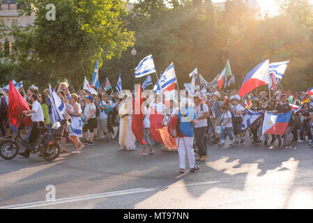 Jérusalem, Israël - 15 MAI 2018 : foule de peuple chrétien marchant dans les rues de Jérusalem pendant la marche de l'ONU, une journée après l'US ope Banque D'Images