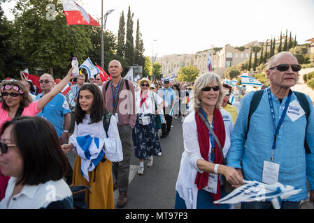 Jérusalem, Israël - 15 MAI 2018 : foule de peuple chrétien marchant dans les rues de Jérusalem pendant la marche de l'ONU, une journée après l'US ope Banque D'Images