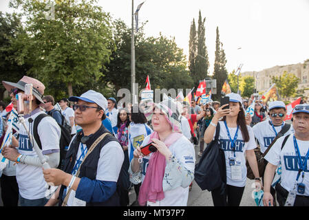 Jérusalem, Israël - 15 MAI 2018 : foule de peuple chrétien marchant dans les rues de Jérusalem pendant la marche de l'ONU, une journée après l'US ope Banque D'Images