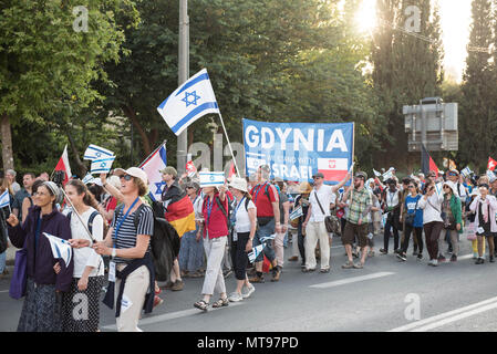 Jérusalem, Israël - 15 MAI 2018 : foule de peuple chrétien marchant dans les rues de Jérusalem pendant la marche de l'ONU, une journée après l'US ope Banque D'Images