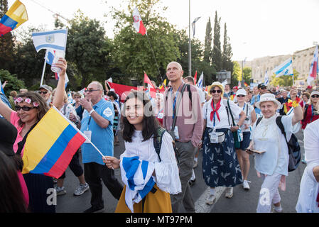 Jérusalem, Israël - 15 MAI 2018 : foule de peuple chrétien marchant dans les rues de Jérusalem pendant la marche de l'ONU, une journée après l'US ope Banque D'Images