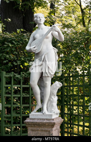 Statue femme dans le jardin d'été, Saint-Pétersbourg, Russie Banque D'Images