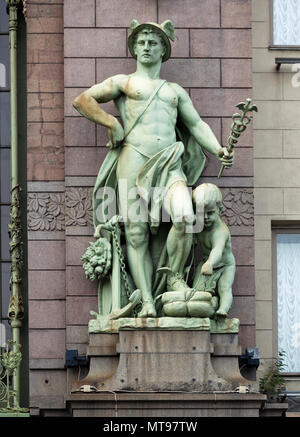 Statue de Mercure, dieu du commerce, à l'avant de Eliseyev Emporium, Saint Petersburg, Russie Banque D'Images