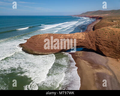 Legzira beach avec des pierres voûtés au Maroc Banque D'Images