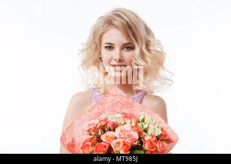 Portrait de femme avec de magnifiques cheveux bouclés blondy make-up parfait. Holding bouquet Banque D'Images