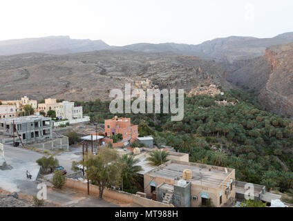 De nouvelles maisons construites en face d'une oasis, Ad Dakhiliyah Région, In Misfat al Abriyyin, Oman Banque D'Images