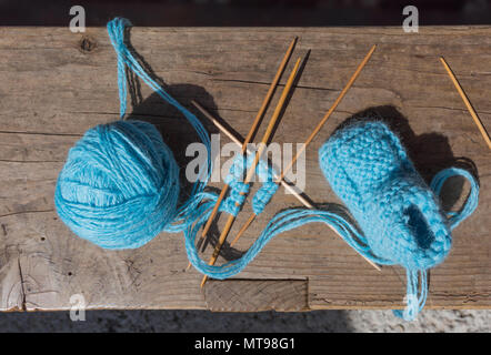 Le tricotage de chaussettes de laine bleu Banque D'Images