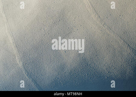 La texture du mur de plâtre blanc avec le modèle de frottis Banque D'Images
