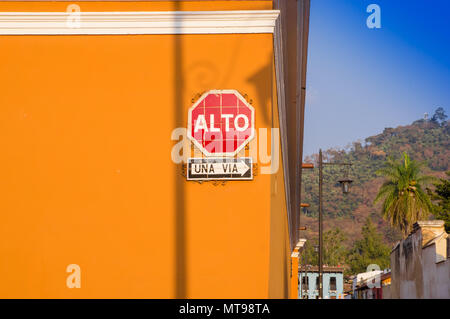 Ciudad de Guatemala, Guatemala, avril, 25, 2018 : vue extérieure de l'angle de vue d'un orange vif, maison coloniale avec un arrêt et une façon d'indication en ville Banque D'Images