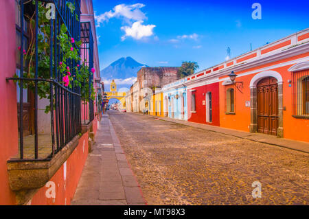 Ciudad de Guatemala, Guatemala, avril, 25, 2018 : dans la rue principale de la ville d'Antigua avec le volcan Agua en arrière-plan Banque D'Images