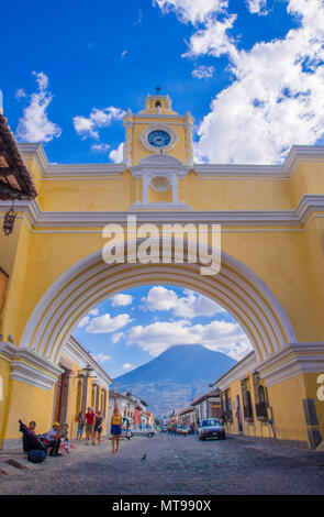 Ciudad de Guatemala, Guatemala, avril, 25, 2018 : La célèbre arche du centre-ville d'Antigua avec volcan agua dans l'horizont, vue à travers l'arche Banque D'Images