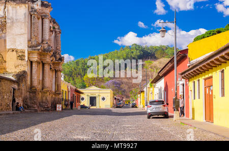 Ciudad de Guatemala, Guatemala, avril, 25, 2018 : des personnes non identifiées, marche dans les rues de la chaussée des pierres d'Antigua Guatemala, Antigua est la ville historique UNESCO World Heritage Banque D'Images