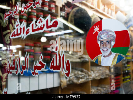 Le Sultan Qaboos autocollant sur une fenêtre shop, Gouvernorat de Dhofar Salalah, Oman, Banque D'Images