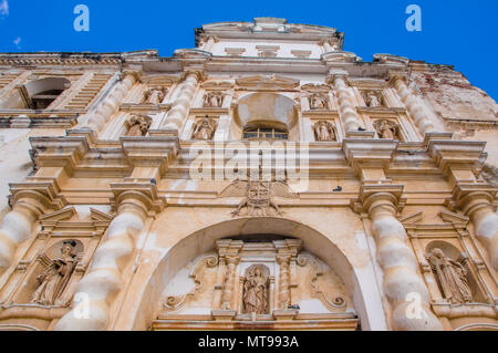 Ciudad de Guatemala, Guatemala, avril, 25, 2018 : vue extérieure de l'ancien bâtiment de l'église de San Francisco, situé dans la ville de Antigua en une magnifique journée ensoleillée Banque D'Images