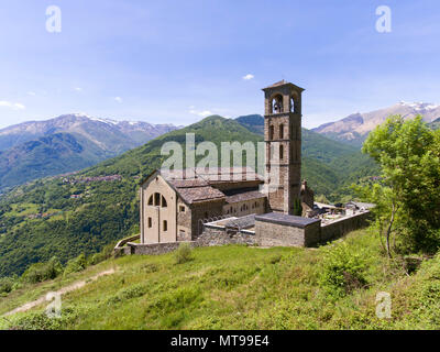 Ancienne église Entre les montagnes en Italie Banque D'Images