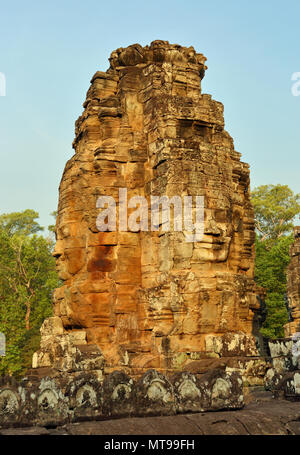 Visages de pierre géant au temple Bayon au Cambodge Banque D'Images