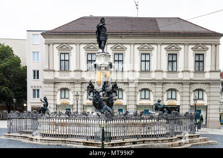 AUGSBURG, ALLEMAGNE - 20 MAI 2018 : Augustusbrunnen (Auguste) fontaine sur la place de ville de Rathausplatz. Augsburg est une ville en Souabe, Bavière, Banque D'Images