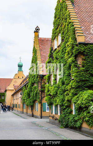 AUGSBURG, ALLEMAGNE - 20 MAI 2018 : les visiteurs près de St Mark's Church sur la rue Herrengasse dans logement Fuggerei Augsbourg en ville. Augsburg est une ville de swa Banque D'Images