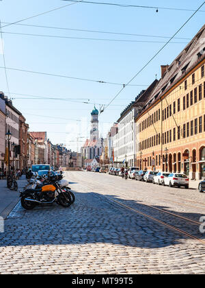 AUGSBURG, ALLEMAGNE - le 21 mai 2018 : les gens sur la Maximilianstrasse et vue de l'Église SS Ulrich et Afra à Augsbourg ville. Augsburg est une ville en Souabe, Ba Banque D'Images