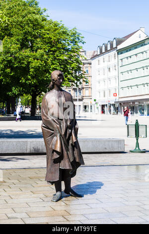 AUGSBURG, ALLEMAGNE - le 21 mai 2018 : statue de Manzu fontaine sur la place à Augsburg Koenigsplatz ville. Augsburg est une ville en Souabe, Bavière, c'est troisième Banque D'Images