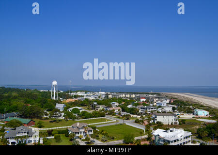 Vue depuis le haut de la station de phare et phare de Tybee Island près de Savannah en Géorgie. Vue panoramique sur l'océan Atlantique littoral, USA. Banque D'Images