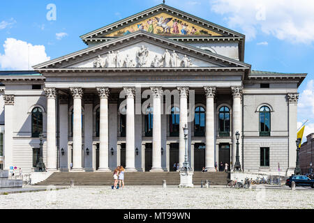 MUNICH, ALLEMAGNE - le 21 mai 2018 : personnes près de Opera House sur Max-Joseph-Platz à Munich. Le Théâtre National (Théâtre National) est le foyer de l'Allgaeu Banque D'Images