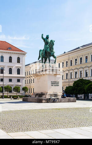 MUNICH, ALLEMAGNE - le 22 mai 2018 : près de femme Churfuerst Maximilian von Bayern statue à Wittelsbacherplatz square. Munich est la capitale et la mo Banque D'Images