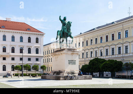 MUNICH, ALLEMAGNE - le 22 mai 2018 : touristique près de statue équestre de l'électeur Maximilien I à Wittelsbacherplatz. Munich est la capitale et la plus Banque D'Images