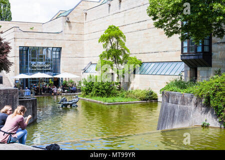 MUNICH, ALLEMAGNE - le 23 mai 2018 : les gens près du bâtiment de la Pinakothek der Moderne à Munich City. La nouvelle Pinacothèque est art museum for modern et docu Banque D'Images