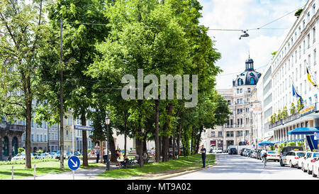 MUNICH, ALLEMAGNE - le 23 mai 2018 : les gens sur la place verte à Promenadeplatz 2-6 à Munich City. Munich est la capitale et la ville la plus peuplée de la Banque D'Images