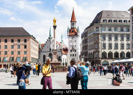 MUNICH, ALLEMAGNE - le 23 mai 2018 : les gens sur la place Marienplatz et vue de l'Ancien hôtel de ville de Munich City. Munich est la capitale et la plus populat Banque D'Images