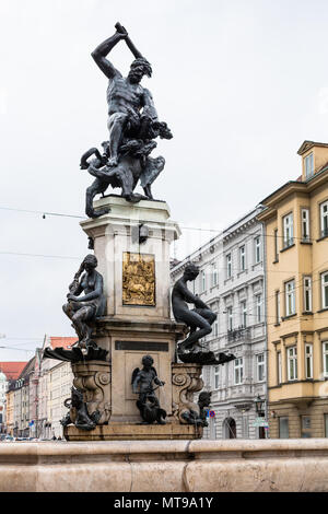 Voyage vers l'Allemagne - vue de Herkulesbrunnen (Hercules) fontaine sur la rue Maximilianstrasse à Augsburg en ville jour de printemps pluvieux Banque D'Images