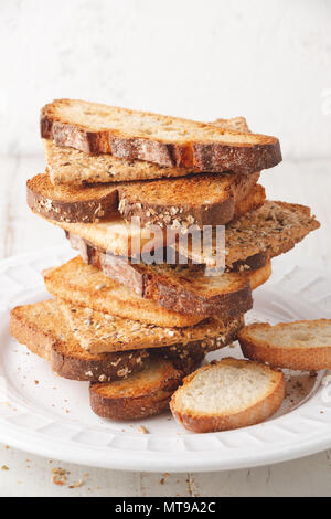 Assortiment de toasts de différentes sortes de pain dans une pile Banque D'Images