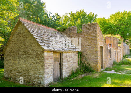 Des maisons abandonnées/ bâtiments dans le village fantôme de Tyneham in South Dorset situé au milieu du champ de tir militaire de Lulworth, England, UK Banque D'Images