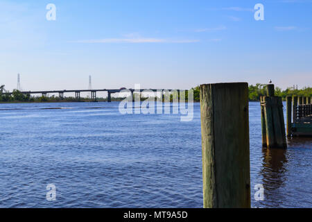 Regardez la rivière Cape Fear au pont qui amène les visiteurs, touristes et résidents, pour le centre-ville historique de Wilmington, Caroline du Nord. Banque D'Images