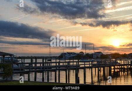 Coucher du soleil à Wrightsville Beach près de Wilmington en Caroline du Nord. L'eau calme, ciel coloré, voiliers au repos dans le port. Banque D'Images