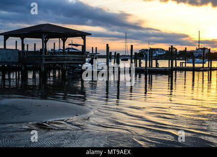 Coucher du soleil à Wrightsville Beach près de Wilmington en Caroline du Nord. L'eau calme, ciel coloré, voiliers au repos dans le port. Banque D'Images