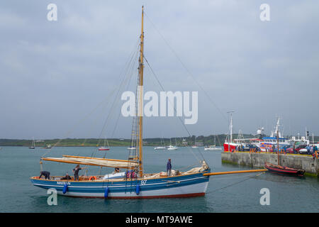 Bateau en bois marian venant à quai à Baltimore, l'Irlande. Banque D'Images