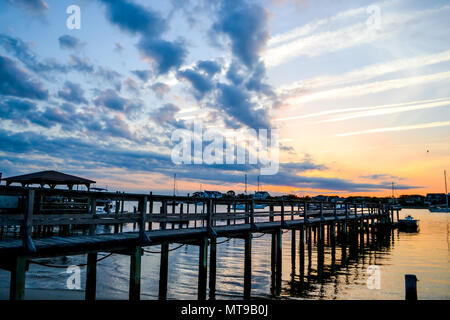 Coucher du soleil à Wrightsville Beach près de Wilmington en Caroline du Nord. L'eau calme, ciel coloré, voiliers au repos dans le port. Banque D'Images