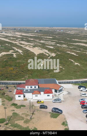 Vue depuis le haut de l'ancien phare à Dungeness, donnant sur le Romney, Hythe & Dymchurch Railway station et sur les galets et sur la mer. Banque D'Images