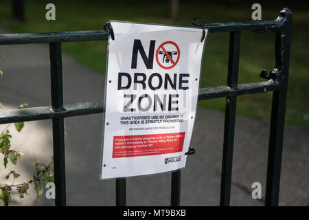 Eton, UK. 21 mai, 2018. Un signe posté par Thames Valley Police sur Eton High Street interdisant l'utilisation non autorisée de drones. Banque D'Images